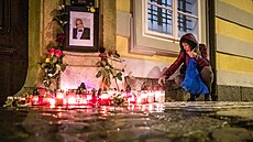 Lidé zapalují svíky za zemelého Karla Schwarzenberga u Schwarzenberského domu, nazývaného té Deymovský palác. (13. listopadu 2023)