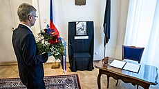 Lidé zapalují svíky za zemelého Karla Schwarzenberga u Schwarzenberského domu, nazývaného té Deymovský palác. (13. listopadu 2023)