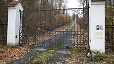 Lidé zapalují svíky za zemelého Karla Schwarzenberga u Schwarzenberského domu, nazývaného té Deymovský palác. (13. listopadu 2023)