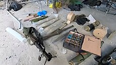 Zbran, které izraelská armáda nala v dom bojovníka Hamásu v Bejt Hanúnu v...