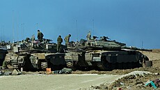 Písluníci izraelské armády na tancích poblí Gazy (16. listopadu 2023)