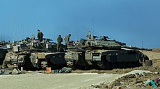 Příslušníci izraelské armády na tancích poblíž Gazy (16. listopadu 2023)
