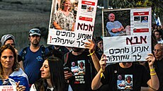 Píbuzní izraelských rukojmích a jejich píznivci se úastní pochodu z Tel...