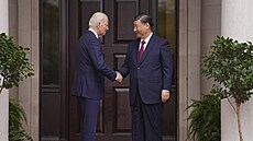 Americký prezident Joe Biden pi setkání s ínským prezidentem Si in-pchingem...