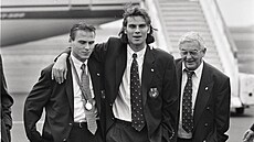 Medaile! Z mistrovství Evropy 1996 pivezli etí fotbalisté stíbro. Moná...