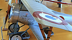 Replika stíhačky Nieuport 24 (Stampe & Vertongen Museum, Antverpy). Na stíhačce...