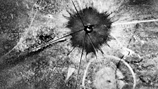 Letecký snímek výbuchu v Tularose.  Piloeny vak k nmu mají být lékaské...