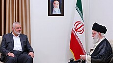 Ismáíl Haníja a ajatolláh Sajjid Alí Chameneí, nejvyí íránský  vdce. Írán je...