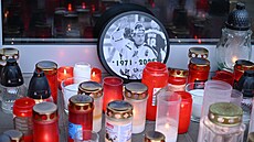 Lidé zapalují svíky na památku zemelého brankáe Romana echmánka na pietním...