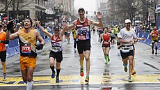 Zdeno Chára dobíhá do cíle Bostonského maratonu.