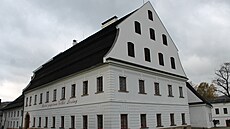Ru�ní papírna Velké Losiny stále vyrábí papír tradi�ním zp�sobem.