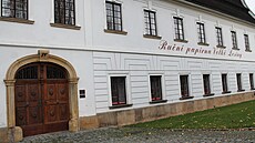 Ru�ní papírna Velké Losiny stále vyrábí papír tradi�ním zp�sobem.