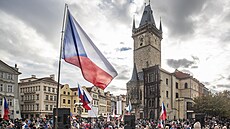 Na Starom�stském nám�stí jsou stovky lidí. Demonstranti si s sebou p�inesli...