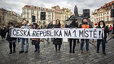Na Starom�stském nám�stí jsou stovky lidí. Demonstranti si s sebou p�inesli...
