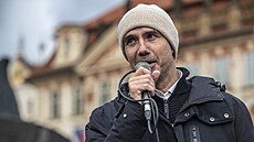 Na Starom�stském nám�stí jsou stovky lidí. Demonstranti si s sebou p�inesli...