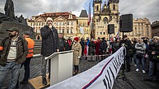Na Starom�stském nám�stí jsou stovky lidí. Demonstranti si s sebou p�inesli...