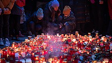 Lidé zapalují sví�ky u památníku 17. listopadu na Národní t�íd� p�i...
