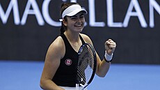 Kana�anka Marina Stakusicová slaví svou výhru ve skupinovém duelu finálového...