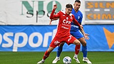 Tomá Zlatohlávek z Pardubic brání v pístupu k míi boleslavskému Marku Suchému