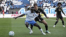 Spar�anský obránce Asger Sorensen chrání mí� p�ed Abdullahim Tankem v�emi...