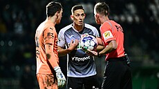 Karvinský Alex Iván se dohaduje s rozhod�ím Janem Machálkem a branká�em...