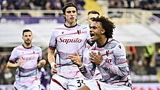 Úto�ník Bologni Joshua Zirkzee slaví gól v utkání s Fiorentinou
