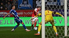 Jakub Pokorný z Olomouce brání Luká�i Provodovi ze Slavie, na jeho� st�elu �eká...