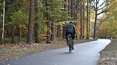 Novou cyklostezku na Novoborsku si po otev�ení vyzkou�ela �ada cyklist�.