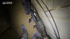 Zbran v tunelu vybudovaném palestinskou teroristickou organizací Hamás v Pásmu...