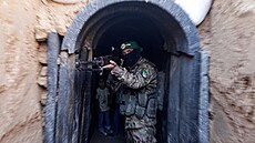 Člen palestinské teroristické organizace Hamás v tunelu vybudovaném v Pásmu...