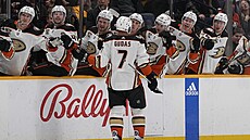 Radko Gudas z Anaheimu slaví se spoluhrá�i gól v zápase proti Nashvillu.