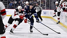 Tomá� Nosek (vlevo) z New Jersey napadá Logana Stanleyho z Winnipegu.