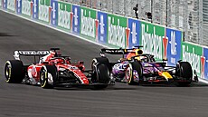 Max Verstappen bojuje o pozici s Charlesem Leclercem bhem Velké ceny Las Vegas.