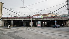 Po kamenné �ásti viaduktu v K�enové ulici u hlavního brn�nského nádra�í p�ijde...