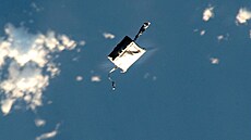 Fotografie poízená astronautem Satoim Furukawou ukazuje branu s náadím na...