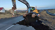 Silnice na Islandu, která byla pokozena kvli sopené innosti (14. listopadu...