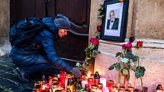 Lidé zapalují svíčky za zemřelého Karla Schwarzenberga u Schwarzenberského...