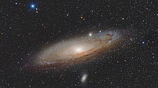 Galaxie M31 v souhv�zdí Andromedy, který je na tmavé obloze vid�t pouhým okem.