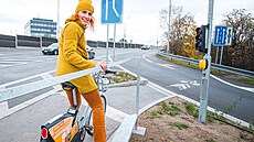 Praha má první cyklozábradlí a cyklostupátko na nedávno opraveném kíení ulic...