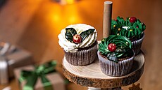 Jednoduchý eta�ér z kulatých plátk� d�eva s letokruhy vypadá stylov�.  