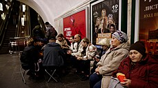 Lidé v Kyjev se ukrývají ped ruským náletem v metru. (11. listopadu 2023)