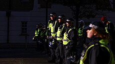 Policisté dohlíející na pochod na podporu Palestinc v Londýn (11. listopadu...