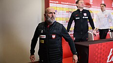 Trenér polské reprezentace Michal Probierz opoutí úterní tiskovou konferenci...