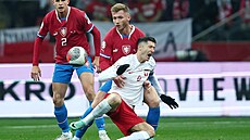 Polský útoník Robert Lewandowski padá v souboji s eským stoperem Jakubem...