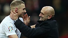Polský trenér Michal Probierz objímá Jakuba Piotrowskiho, který práv vstelil...
