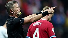 Italský sudí Daniele Orsato ukončuje kvalifikační duel Polska a Česka (1:1).