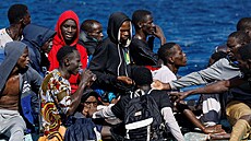 Skupina migrantů na dřevěném člunu čeká na vylodění v přístavu La Restinga na...