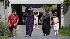 Osmatřicetiletá Syřanka Majda Ibrahimová se prochází se svými dětmi ve městě...