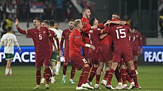 Fotbalisté Srbska slaví postup na Euro 2024 po zápase s Bulharskem.