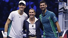 Jannik Sinner (vlevo) a Novak Djokovi ped finálovým zápasem ATP Finals.